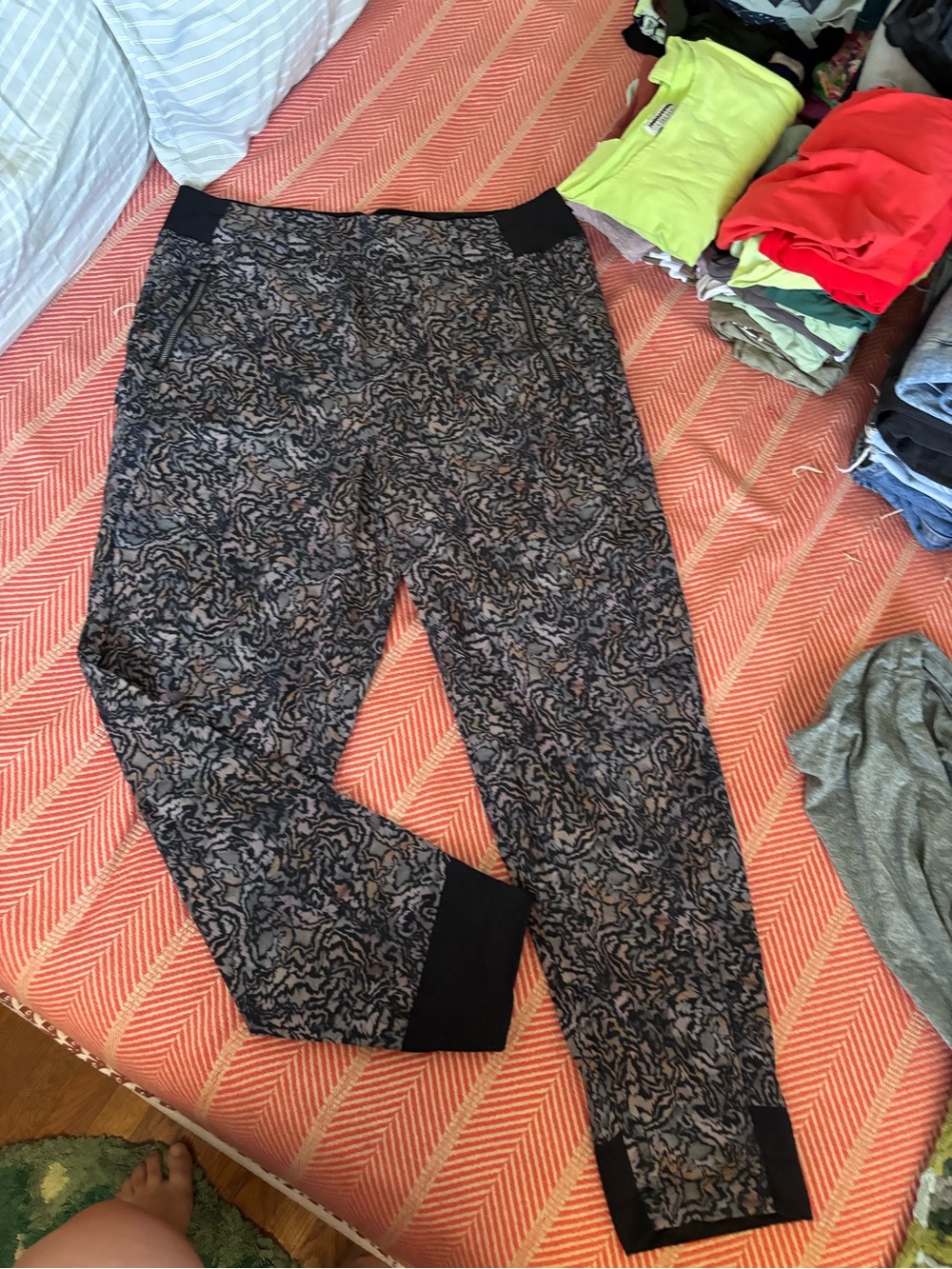 Athleta Black Patterned Women's pants